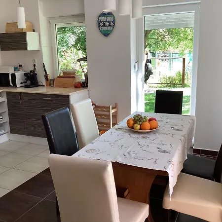 Mellet Levo, Csendes, Kenyelmes Haz 別荘 *