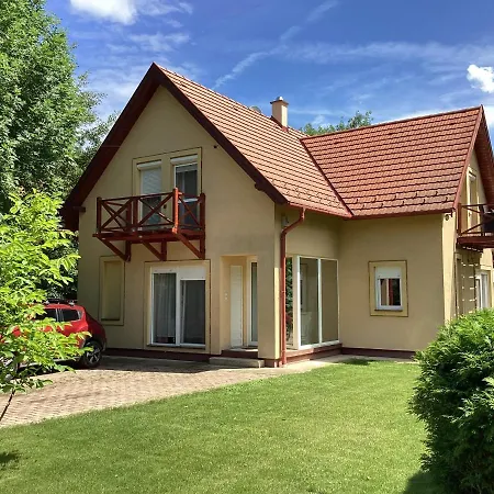 Mellet Levő, Csendes, Kényelmes Ház
