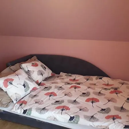 Mellet Levő, Csendes, Kényelmes Ház